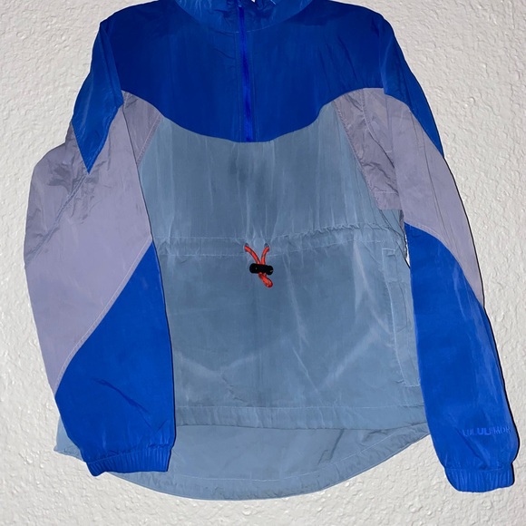 womens lululemon size 6 pull over comes with two zipper pockets & waist cinch - Picture 4 of 15